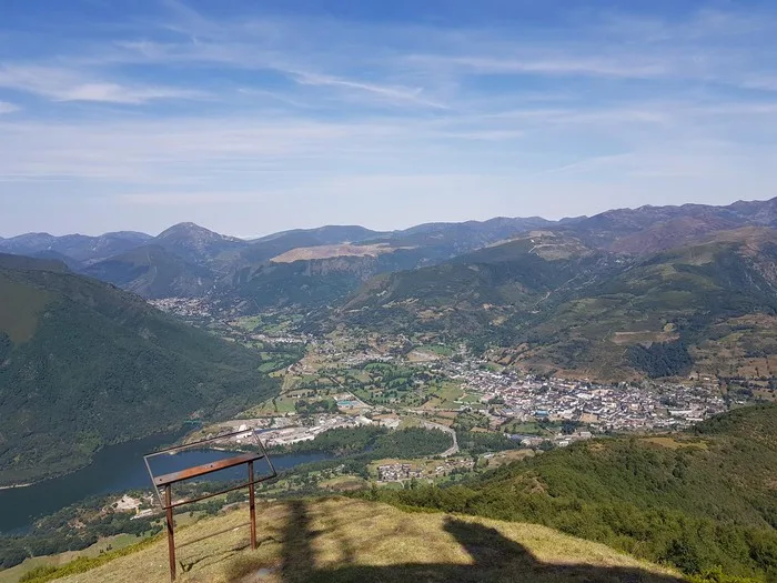 Cima del Cuetonidio coronada por su gran cruz con vistas al Valle de Laciana